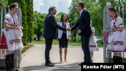 Balla Mihály fideszes képviselő és Rétvári Bence, az Emmi államtitkára a Bánki-tó felújított strandjának avatóünnepségén, 2021. június 10-én