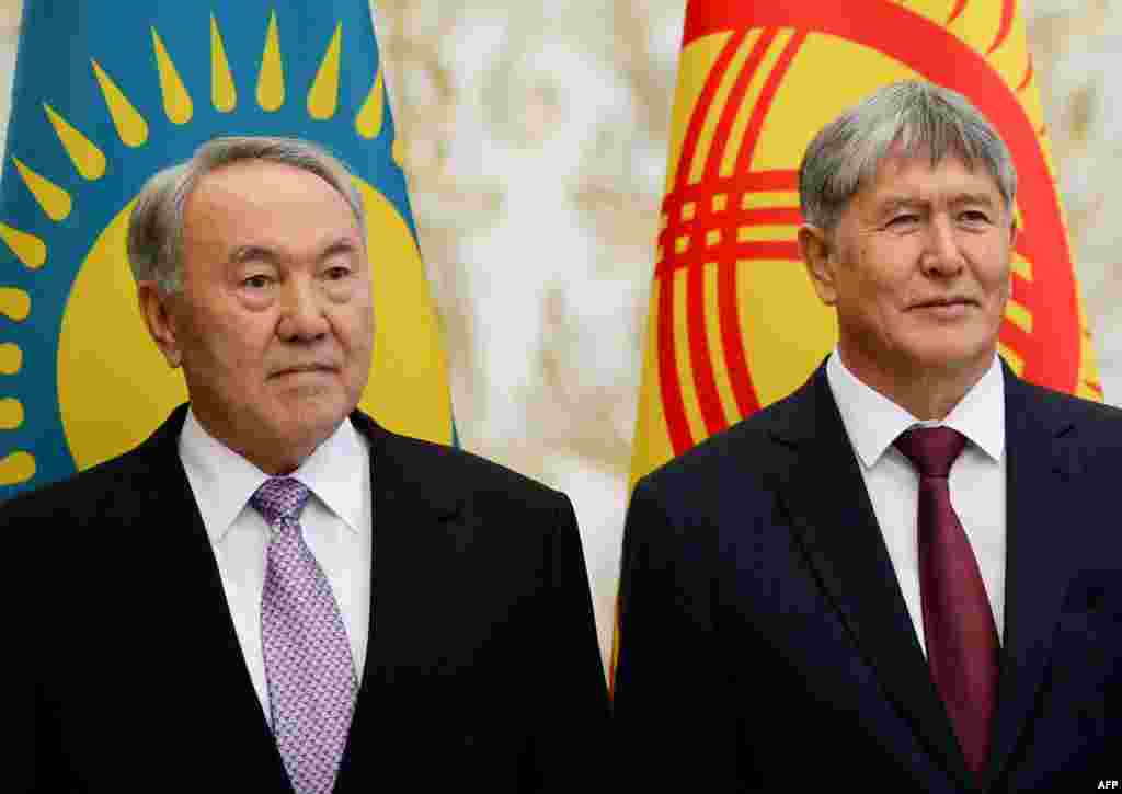 Кыргызстандын президенти Алмазбек Атамбаев менен Казакстандын президенти Нурсултан Назарбаев. 