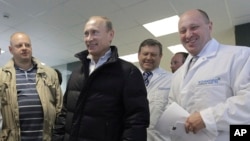 Евгений Пригожин Орусиянын президенти Владимир Путинге Санкт-Петербургдагы мектептерди тамак-аш менен камсыздаган заводун кыдыртып жүрөт. 20-октябрь, 2010-жыл. Архивдеги сүрөт. 