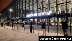 Građani su na stanici Prokop razvili crne florove za 16 žrtava iz Novog Sada, Beograd, Srbija, 1. avgust 2025.