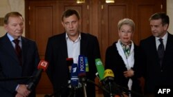 Бывший президент Украины Леонид Кучма, премьер-министр самопровозглашенной ДНР Александр Захарченко, представитель ОБСЕ Хайди Тальявини, посол России в Киеве Александр Захарченко делают заявление по итогам переговоров