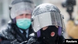 Orosz rendfenntartók a Navalnij melletti moszkvai tüntetésen 2021. január 31-én