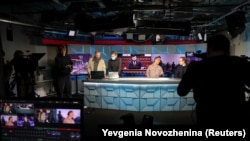 Újságírók munka közben az RFE/RL moszkvai stúdiójában 2021. április 6-án