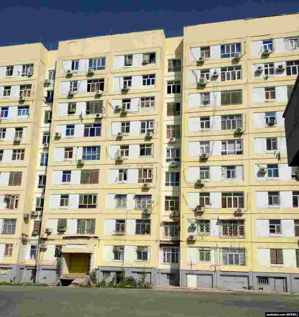 Были сообщения, что с начала мая имевших судимость жителей Ашгабата вызывают в полицию, чтобы предупредить о том, что им запрещено посещать любые мероприятия, которые будут проводиться в рамках Азиады. 