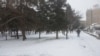 Луѓе се движат по снежни улици во центарот на Скопје