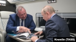 Владимир Путин менен Дмитрий Рогозин. Архивдик сүрөт.