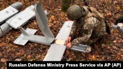 Російський військовий готується запустити безпілотний літальний апарат «Молнія»у бік українських позицій (фото ілюстративне)