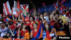 Ֆուտբոլային երկրպագուները «Եվրո - 2012»-ի ընտրական փուլի Հայաստան - Մակեդոնիա հանդիպման ժամանակ, Երեւան, 7-ը հոկտեմբերի, 2011թ.