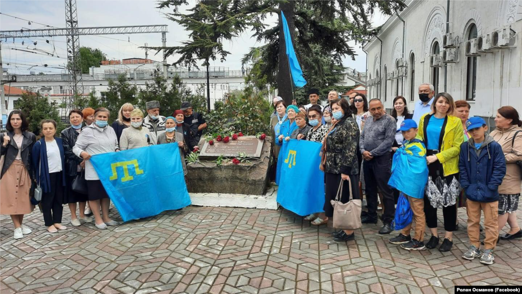 Залізнична станція «Сімферополь» (Акмесджит), біля меморіального каменя жертвам геноциду кримськотатарського народу