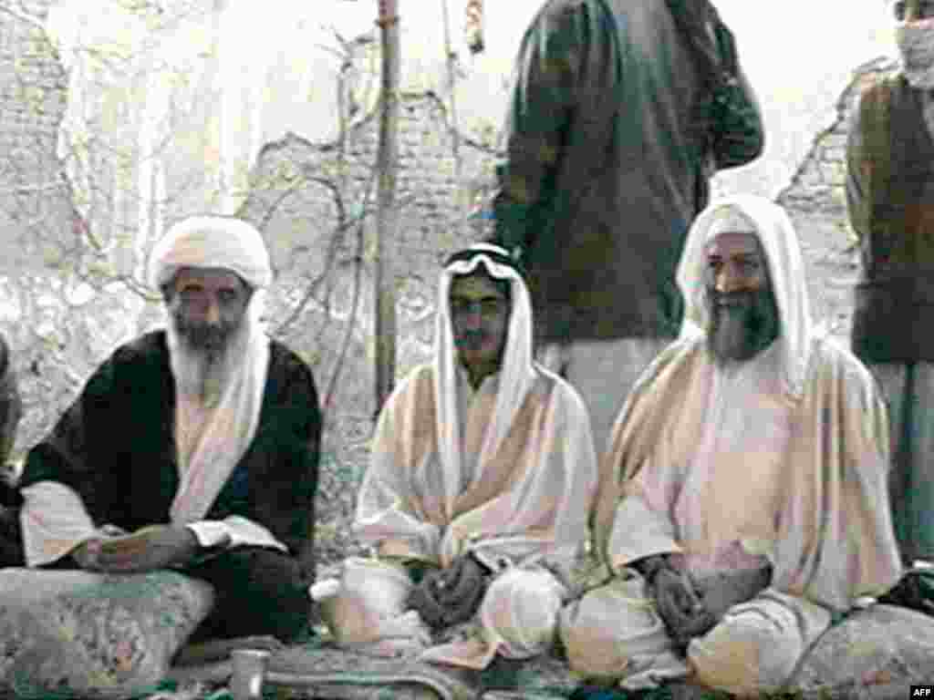 Osama bin Laden (sagda) öz ogly Mohammed (ortada) we ýakyn egindeşleriniň biri Mohammed Atef bilen Kandaharda, 2001-nji ýylyň ýanwar aýy.