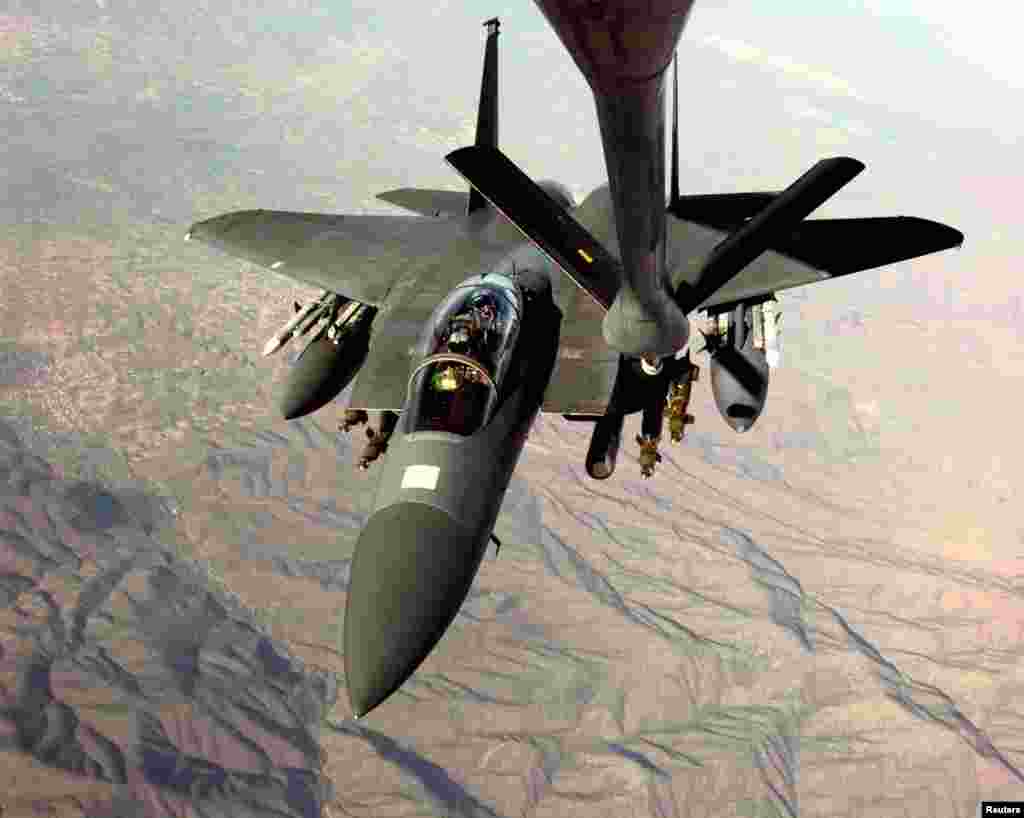 Një aeroplan amerikan F-15, i cili po kryente sulme mbi caqet ushtarake në Serbi, rimbushet me karburant mbi qiellin e Maqedonisë, që tashmë njihet si Maqedoni e Veriut. 26 mars 1999. Foto Reuters. 