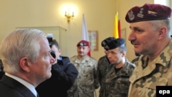Američki ministar obrane Robert Gates sa grupom poljskih vojnika nakon potpisivanja memoranduma o suradnji između poljski i američkih specijalnih snaga na marginama summita, Krakow, 19. februar 2009.