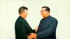 Ceaușescu și Kim Ir Sen. Oferit la Phenian, cu ocazia vizitei în R.P.D. Coreea, 20-23 mai 1978; tapiserie pe pânză. Sursa comunismulinromania.ro (MNIR)