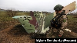 Уламки російського літака Су-25 на початку російського повномасштабного вторгнення, Київська область, квітень 2022 року