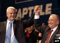 Ion Iliescu își arată simpatia publică pentru cel pe care l-a numit succesorul său la cârma PSD: Adrian Năstase. 30 octombrie 2004.