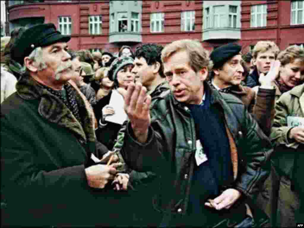 Гавел (праворуч) під час демонстрації на честь 40-ї річниці ухвалення Декларації прав людини, Прага, 10 грудня 1988 року