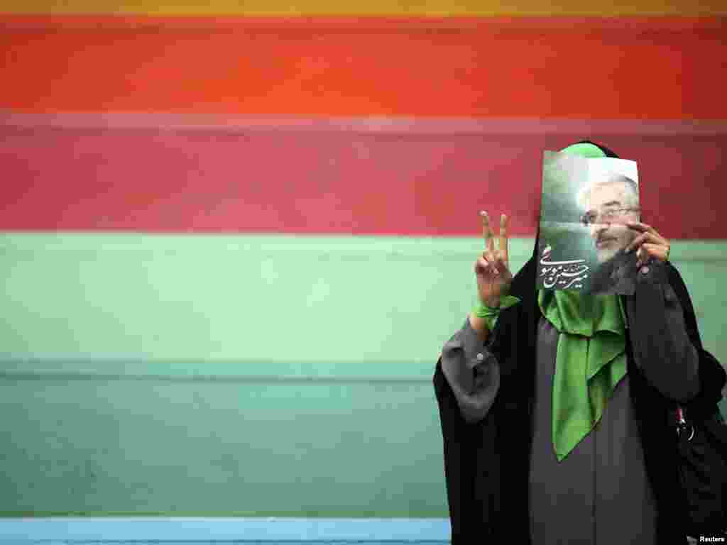 Iran, pristaša bivšeg ministra Musavija u Teheranu, 08.06.2009.