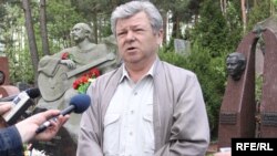 Віктар Купрэйчык ля магілы Васіля Быкава