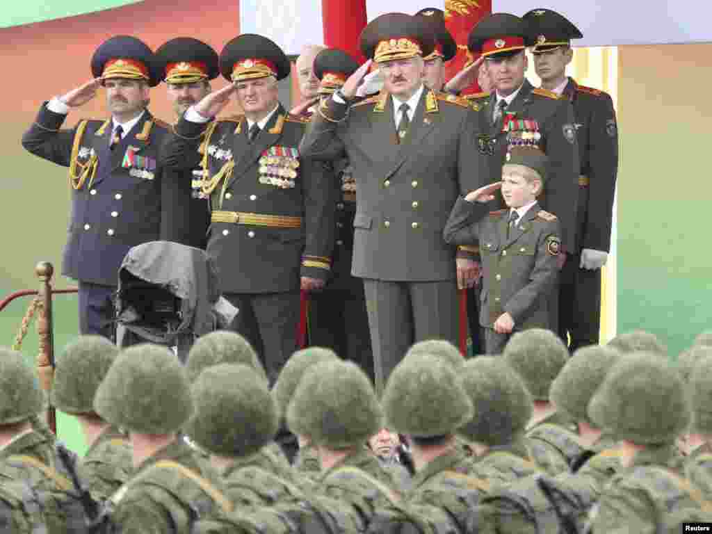 Белорускиот претседател, Александар Лукашенско, во друштво на својот син Николај, ја гледаат воената парада за Денот на независноста во Минск, на 3 јули.