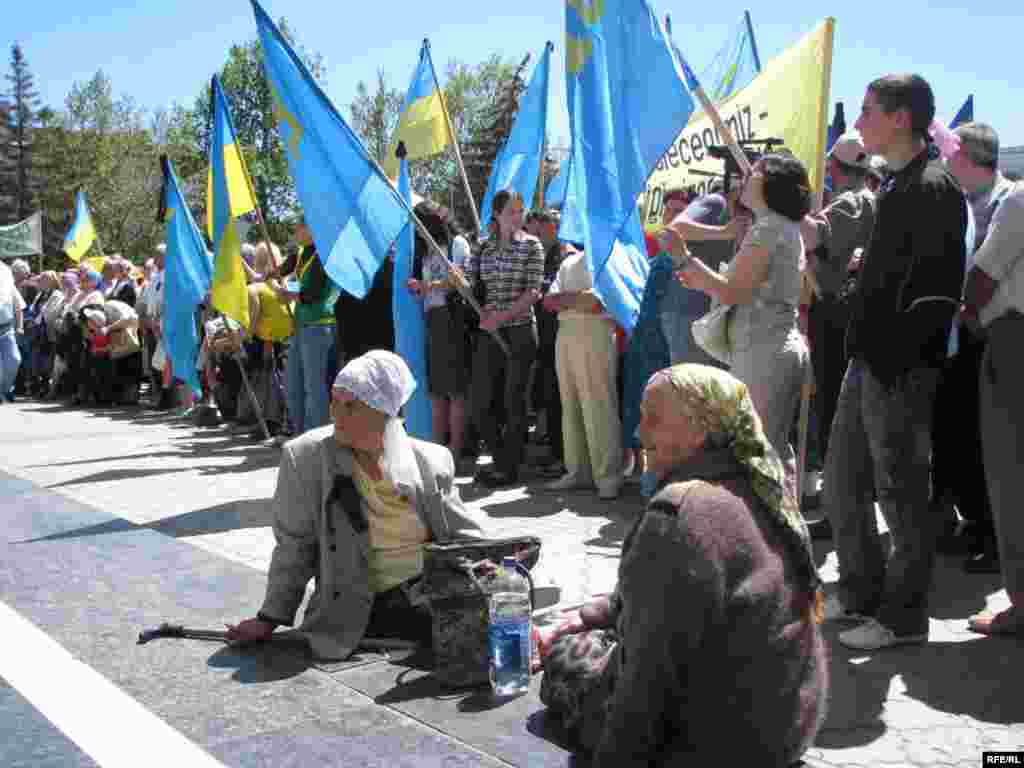 8. 2009 ел, Акмәчет, Ленин мәйданы Депортацияне искә алу - берничә буынны берләштерүче көн. Вагоннарда сөрелгән өлкән яшьтәгеләр дә, ирекле Кырымда туган балалар да бу көнне матәм чарасына бергә чыга иде.
