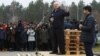 Лукашэнка выступае перад мігрантамі падчас наведваньня транспартна-лягістычнага цэнтру "Брузгі" на беларуска-польскай мяжы ў Гарадзенскай вобласьці, 26 лістапада 2021 году