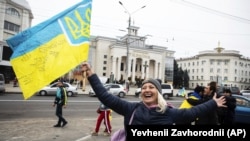 У центрі Херсона люди радіють звільненню міста від російської окупації, Херсон, 12 листопада 2022 року