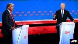 Președintele SUA Joe Biden (dreapta) și fostul președinte al SUA și candidatul republican la președinție Donald Trump (stânga) la prima dezbatere prezidențială a alegerilor din 2024.