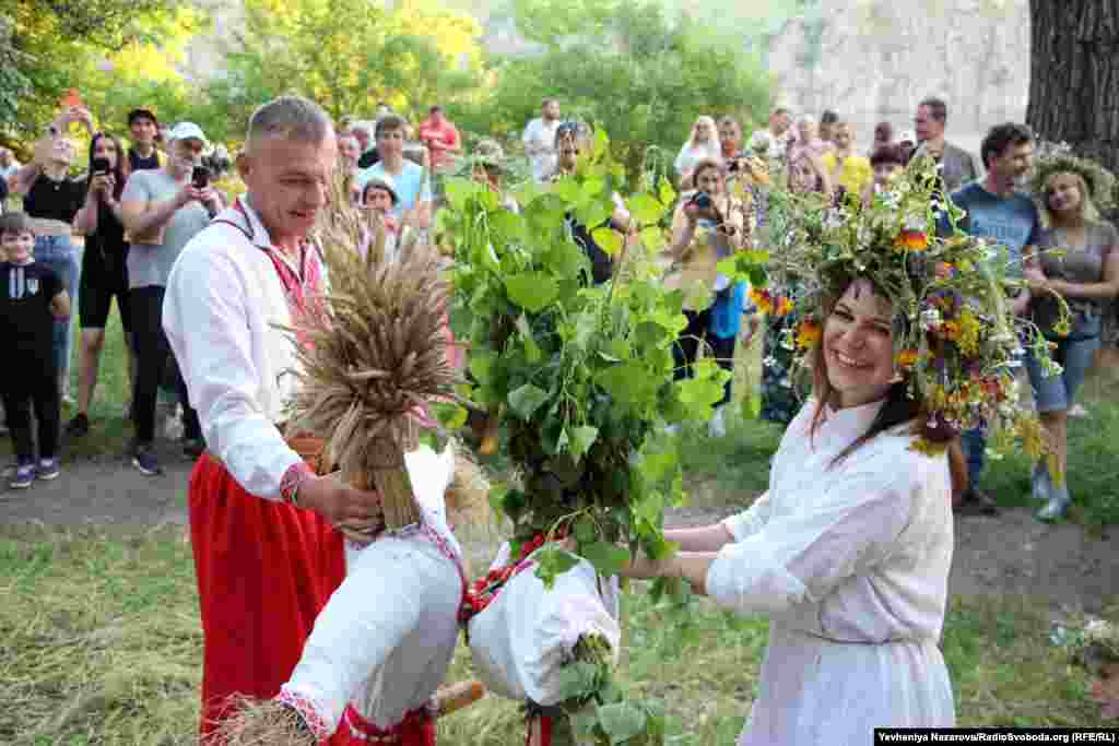 Під час святкування Купала його учасники розіграли сцену зустрічі та одруження давньослов’янських богів Морени та Купала. Роль Купала і Морени під час свята виконують спеціально обрані поміж його учасників чоловік та жінка, які носять спеціально створені до свята опудала