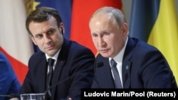Президент Франции Эмманюэль Макрон (слева) и президент России Владимир Путин