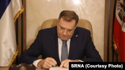 Milorad Dodik, predsjednik Republike Srpske, potpisuje ukaze za četiri neustavna zakona, 5. marta 2025.