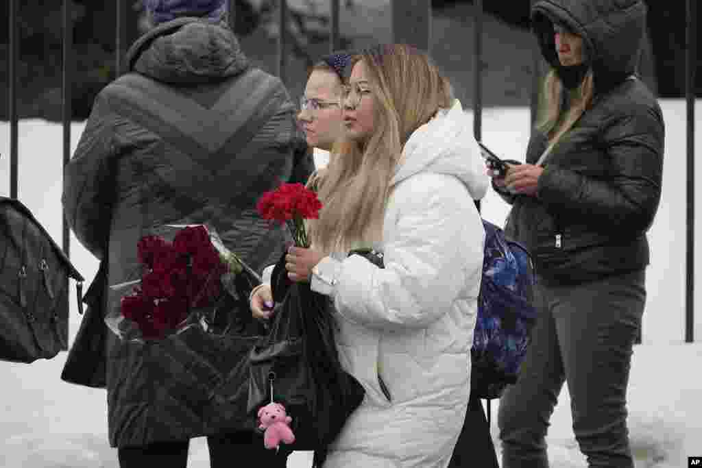 Людзі нясуць кветкі каля царквы іконы Божай Маці «Утоли моя печали», 1 сакавіка 2024 году