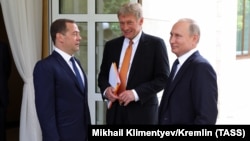 D.Medvedev, D.Peskov və V.Putin