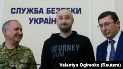 Аркадий Бабченко (ортодо) Киевдеги басма сөз жыйынында. 30-май, 2018-жыл.
