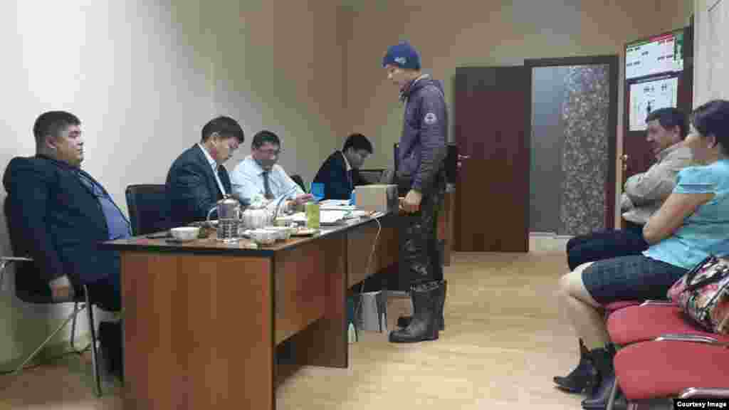 Суретте: Ресейдің Новосибирск қаласында орналасқан 9010-сайлау учаскесінде Қырғызстан парламенті сайлауына дауыс беруге келген қырғыз азаматы сайлау бюллетенін алып тұр. 4 қазан 2015 жыл.