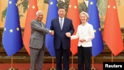 ჩინეთის პრეზიდენტი სი ძინპინ ხელს ართმევს სტუმრებს, ევროკომისიის პრეზიდენტ ურზულა ფონ დერ ლაიენსა და ევროპული საბჭოს პრეზიდენტ ანტონიო კოსტას. პეკინი, 24 ივლისი, 2025 წელი