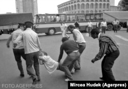 Imagini de arhivă din Piața Universității, din București, centrul protestelor suprimate cu ajutorul minerilor.