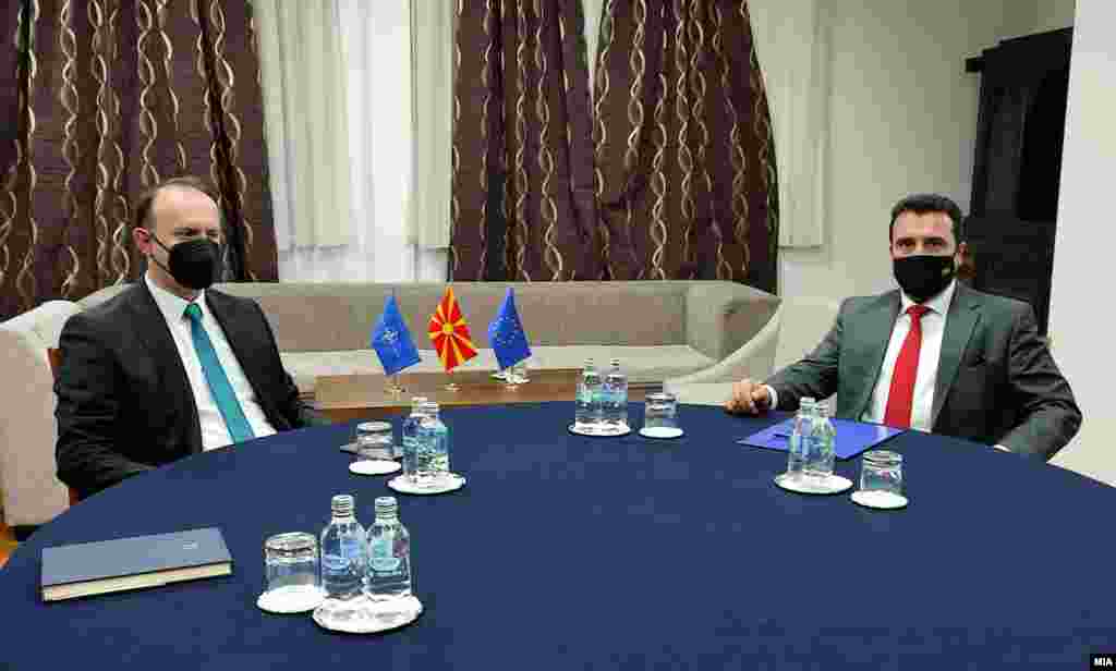 МАКЕДОНИЈА - Се разменија мислења околу можните кадровски решенија кои треба да ги преземат потенцијалните обврски и одговорности, односно за соодветните позиции, министри, заменици министри и други раководни лица во рамки на централната власт“, се вели во соопштението на владината прес-служба по средбата на Зоран Заев и АФрим Гаши за нова владина коалиција.