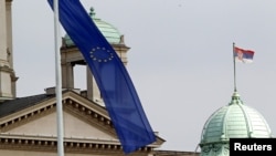 Zastava EU i Srbije pored zgrade Skupštine Srbije, Beograd (fotoarhiv)