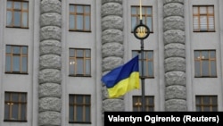 Флаг Украины перед зданием правительства в Киеве