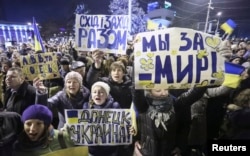 Жителі Донецька на акції протесту проти агресії Росії щодо України. Донецьк, 5 березня 2014 року