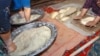 Zenanlar öýde çörek bişirýärler. Türkmenistan (Arhiw suraty) 