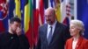 Liderul de la Kiev, Volodimir Zelenski (stânga), șeful Consiliului European, Charles Michel (centru), și șefa Comisiei Europene, Ursula von der Leyen (dreapta), sosesc la summitul UE de la Bruxelles, 17 octombrie 2024. 