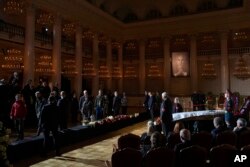 Oamenii trec pe lângă sicriul fostului președinte sovietic Mihail Gorbaciov în interiorul Sălii Stâlpilor din Casa Unirii, în timpul funeraliilor organizate la Moscova, Rusia, sâmbătă, 3 septembrie 2022.