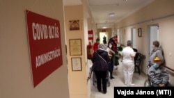 Koronavírus elleni oltásra várakozók Miskolcon 2021.02.06-án