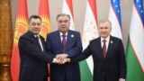 На фото слева направо: президенты Кыргызстана, Таджикистана и Узбекистана Садыр Жапаров, Эмомали Рахмон и Шавкат Мирзиёев 