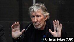 «Як сумно його колишнім шанувальникам бачити, як він (Вотерс на фото – ред.) погоджується на роль просто цеглини в стіні російської дезінформації та пропаганди»