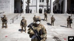 Войници от Националната гвардия на Калифорния в Лос Анджелис