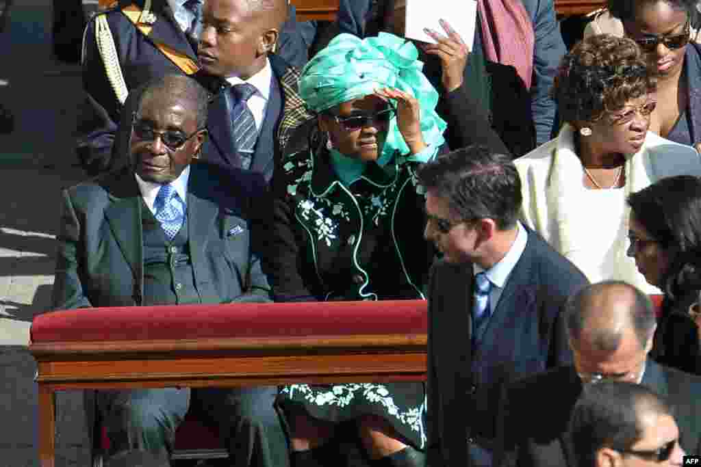Robert Mugabe, predsjednik Zimbabvea sa suprugom Grace prisustvuju inauguraciji pape Franje u Vatikanu, 19. mart 2013. Foto: AFP / Alberto Pizzoli