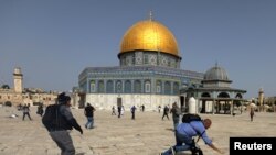 Conflictul din Ierusalim între poliția israeliană și manifestanții palestinieni continuă de ziua Ierusalimului. Bilanțul actual al răniților este estimat la aproximativ 300. 