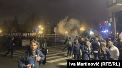 Incidetni i pirotehnika kod Skupštine Srbije.